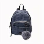 Descubra esta adorable mochila para mujer en pequeño formato de pana, y juegue la carta de la suavidad. Tan práctica como cálida, lucirá femenina todos los días. Agradable al tacto y a la vista, ¡no querrá estar sin ella!