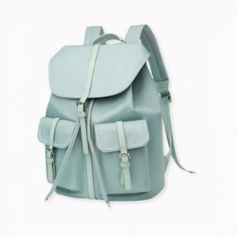 Descubra esta mochila femenina de estilo vintage tan bonita como práctica. Fabricada en nailon, es impermeable y muy ligera. Además, su capacidad le permite meter fácilmente un ordenador, una tableta o incluso unos cuantos libros.