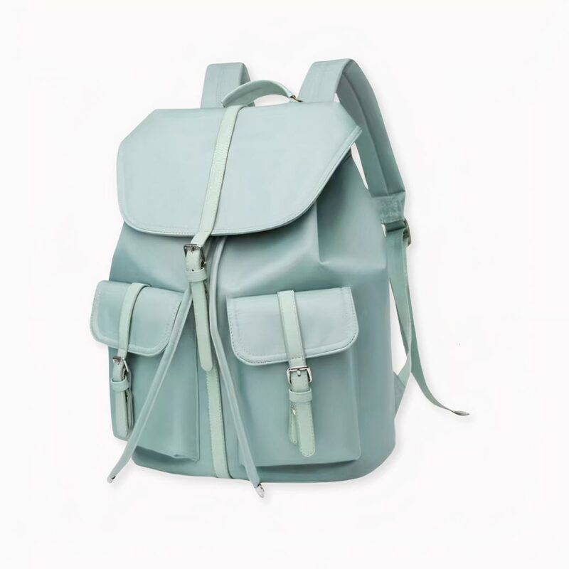 Descubra esta mochila femenina de estilo vintage tan bonita como práctica. Fabricada en nailon, es impermeable y muy ligera. Además, su capacidad le permite meter fácilmente un ordenador, una tableta o incluso unos cuantos libros.