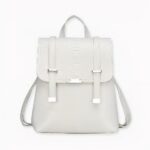 Descubra esta elegante mochila para mujer con estampado de pitón iridiscente, que aportará estilo a todos sus conjuntos cotidianos. Fabricada en polipiel vegana, su diseño estructurado y su capacidad hacen de esta mochila la compañera ideal para la mujer activa de hoy en día. Su tejido de poliéster es suave y ligero, por lo que resulta muy cómoda de llevar.