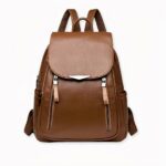 Descubra esta elegante mochila para mujer en piel sintética vegana que es tan bonita como funcional, gracias a sus numerosos bolsillos con cremallera. Con su aspecto sofisticado, le resultará fácil adoptarla y combinarla con todos sus conjuntos.
