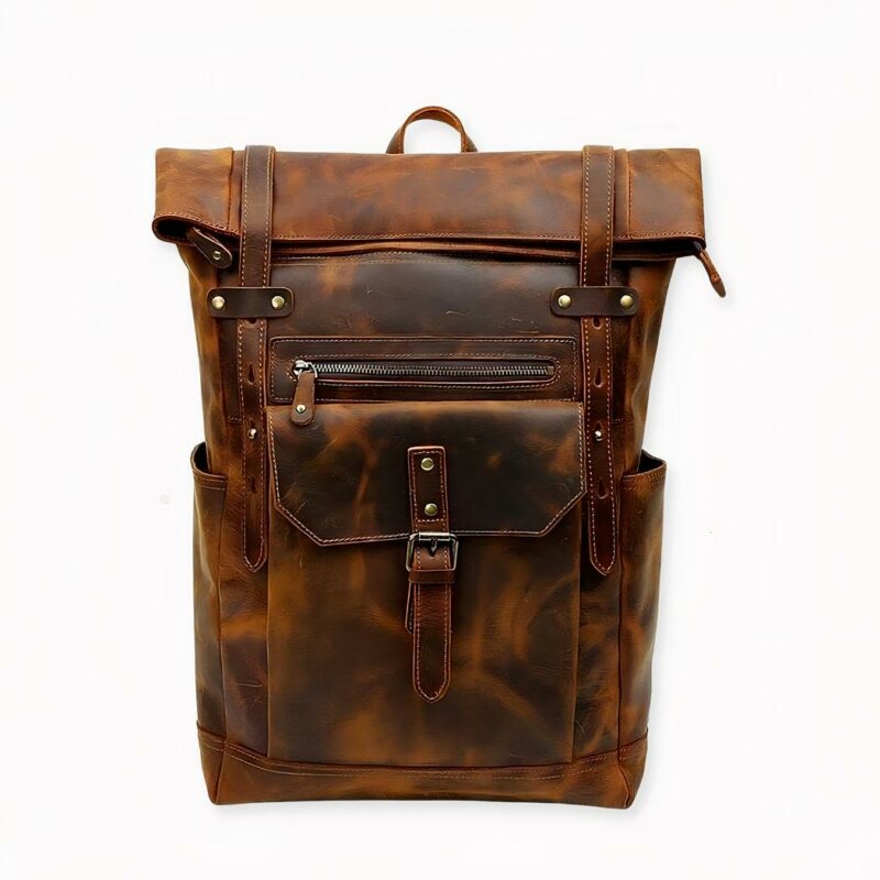 Esta mochila de estilo vintage es una mochila ciclista de cuero revisitada para darle un aspecto ultramoderno y chic. La parte trasera de la mochila está acolchada para mayor comodidad. Esta sofisticada mochila tiene muchos bolsillos y un espacioso interior con capacidad para 35 litros.