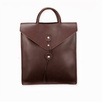 Una mochila que se cierra como un sobre vintage. Un bolso con un aspecto retro pero moderno. Este bolso se puede llevar en la mano, colgado del hombro o como mochila con correas desmontables y ajustables.