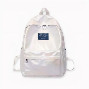 Esta mochila holográfica está disponible en cuatro colores. Tanto si la utiliza como mochila para el colegio como para el día a día, añadirá color y diversión a su atuendo y a su vida cotidiana. La mochila es lo bastante grande para guardar un ordenador portátil y todo lo que necesite para el día.