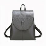 Descubra esta elegante mochila iridiscente para mujer, que aportará estilo a todos sus conjuntos cotidianos. Fabricada en polipiel iridiscente, su diseño estructurado y su capacidad hacen de esta mochila la compañera ideal de la mujer activa de hoy en día.