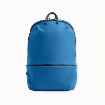 Descubra esta bolsa ultraligera y versátil, que le permitirá llevar sus trabajos del curso, su equipo deportivo o incluso su ordenador. Disponible en alegres colores, seguro que animará sus conjuntos para un look urbano contemporáneo.