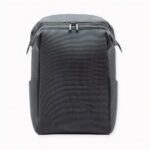 Descubra esta mochila minimalista de diseño elegante y estructurado, ideal para el día a día: en el trabajo, en la escuela o incluso para ir al gimnasio. Su gran capacidad de 20 litros le permitirá llevar consigo todo lo que necesite, incluido su ordenador (de hasta 15 pulgadas).