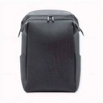 Descubra esta mochila minimalista de diseño elegante y estructurado, ideal para el día a día: en el trabajo, en la escuela o incluso para ir al gimnasio. Su gran capacidad de 20 litros le permitirá llevar consigo todo lo que necesite, incluido su ordenador (de hasta 15 pulgadas).