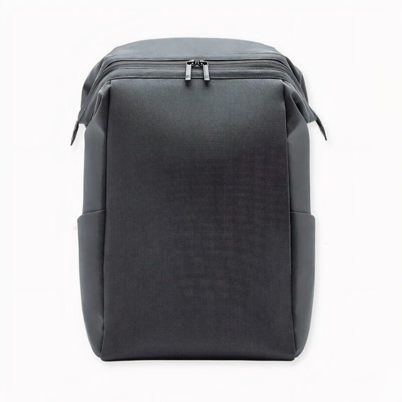 Descubra esta mochila minimalista de diseño elegante y estructurado, ideal para el día a día: en el trabajo, en la escuela o incluso para ir al gimnasio. Su gran capacidad de 20 litros le permitirá llevar consigo todo lo que necesite, incluido su ordenador (de hasta 15 pulgadas).