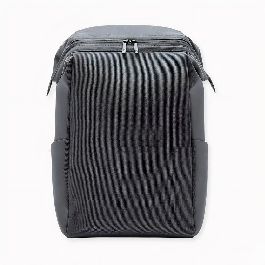 Descubra esta mochila minimalista de diseño elegante y estructurado, ideal para el día a día: en el trabajo, en la escuela o incluso para ir al gimnasio. Su gran capacidad de 20 litros le permitirá llevar consigo todo lo que necesite, incluido su ordenador (de hasta 15 pulgadas).