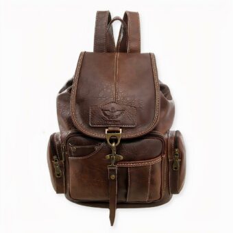 Una pequeña mochila de piel sintética de estilo vintage. Esta bolsa tiene varios bolsillos delanteros y dos bolsillos con cremallera en los laterales y uno en la parte trasera.