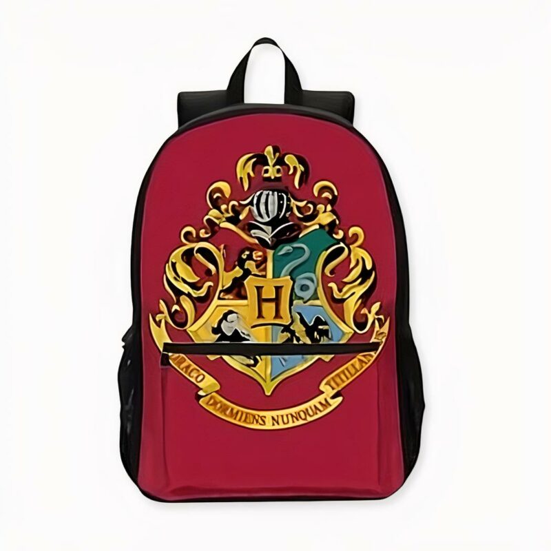 Mochila roja con escudo de Hogwarts y fondo blanco.