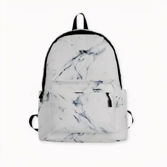 Una mochila con efecto mármol para un look ultramoderno y de diseño. Un compartimento principal, un bolsillo frontal con cremallera y dos pequeños bolsillos laterales. Una mochila para la escuela, el deporte o los viajes, para llevar todo lo necesario con estilo.