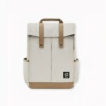 Descubra esta preciosa mochila de estilo elegante que será su compañera diaria allá donde vaya. Esta mochila resistente a los desgarros está fabricada con un tejido muy ligero y resistente. Dispone de un compartimento interior independiente para un ordenador portátil de hasta 15 pulgadas. Dispone de numerosos bolsillos para guardar pequeños objetos como cargadores, pilas, pases de autobús, etc. ¡Una bolsa versátil para los días activos!