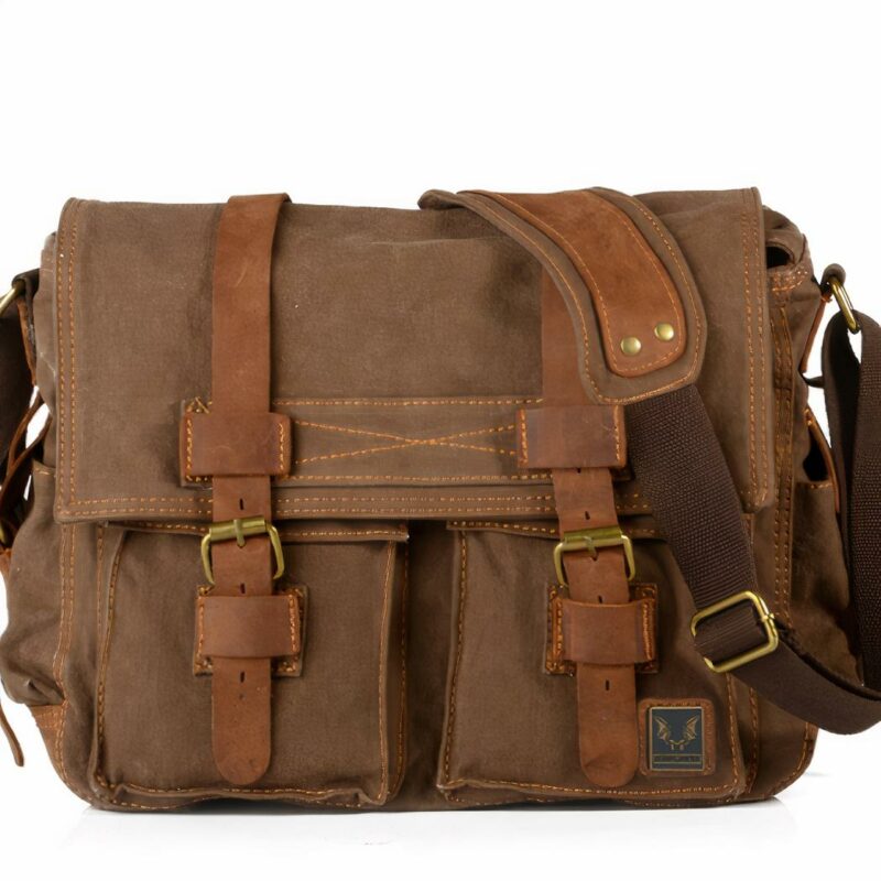 Cartera de hombre de lona marrón e imitación de cuero con fondo blanco
