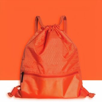 Mochila blanda naranja con cordón y fondo blanco y naranja