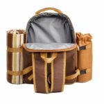 Una nevera de picnic de mochila apollo walker para 4 personas con compartimento refrigerador, portabotellas/vino extraíble, manta de forro polar, platos y cubiertos