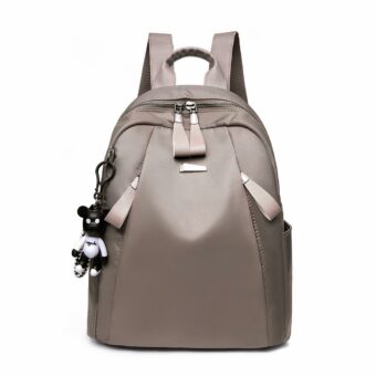 Mochila urbana informal de mujer en gris con fondo blanco