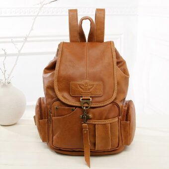 Mochila vintage de polipiel marrón con fondo blanco