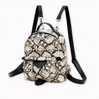 Una pequeña mochila de moda en imitación de piel de serpiente. Este práctico bolsito le permitirá llevar todo lo que necesite para el día. Llévela colgada del hombro o como mochila, seguro que dará el toque final a su estilo.