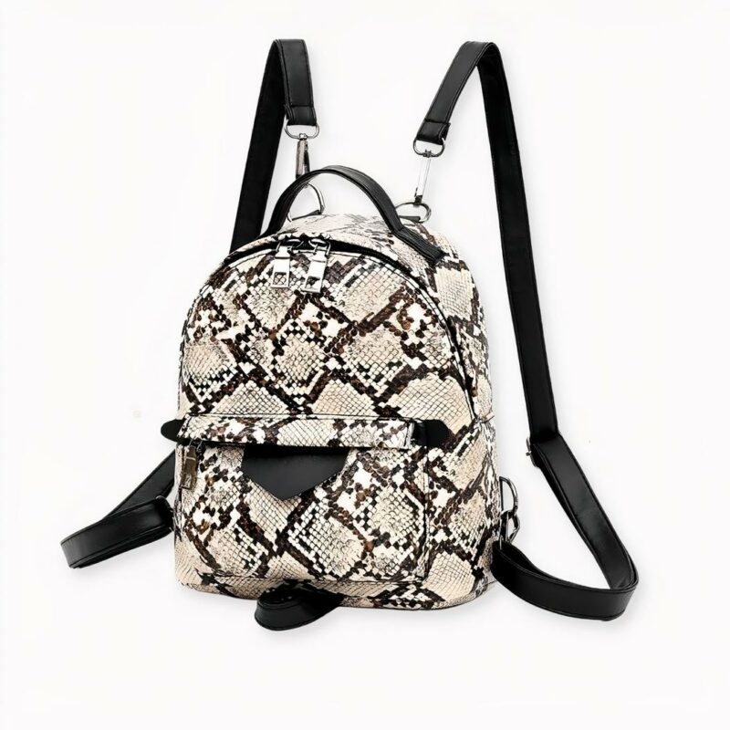 Una pequeña mochila de moda en imitación de piel de serpiente. Este práctico bolsito le permitirá llevar todo lo que necesite para el día. Llévela colgada del hombro o como mochila, seguro que dará el toque final a su estilo.