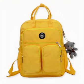 Descubra esta mochila de nailon para mujer, en la que cabe de todo, desde su botella de agua hasta su ordenador o todos sus libros. Este compañero diario, con su estilo atemporal, le seguirá allá donde vaya.