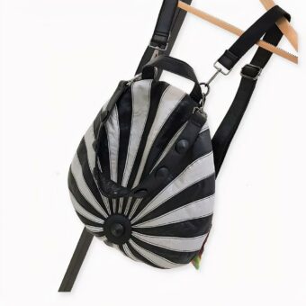 Una bonita mochila redonda vintage. Puede llevar esta bolsa de diferentes formas: de la mano, al hombro o a la espalda. Esta bolsa tiene un solo compartimento con dos bolsillos en su interior.