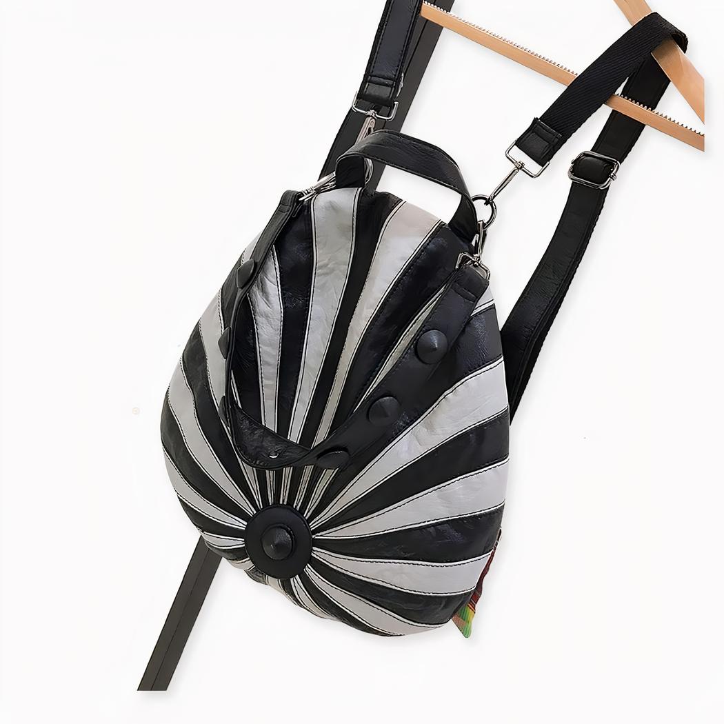 Una bonita mochila redonda vintage. Puede llevar esta bolsa de diferentes formas: de la mano, al hombro o a la espalda. Esta bolsa tiene un solo compartimento con dos bolsillos en su interior.