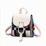 Una pequeña mochila vintage multicolor que es a la vez vintage y moderna. Los motivos de esta bolsa son un juego de cuadrados de colores que recuerdan al diseño de Mondrian. Sin duda, una bolsa práctica y a la moda.