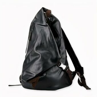 Mochila negra de imitación de cuero suave con fondo blanco