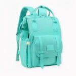 Elegante y moderna, esta mochila para bebé atraerá a las mamás con estilo. Su diseño compacto facilita su transporte. Sin embargo, la bolsa tiene bolsillos y espacio suficiente para llevar todos los artículos esenciales de su bebé. También dispone de un puerto de carga USB para recargar su smartphone por el camino.