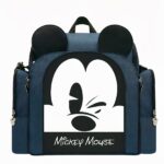 He aquí una bonita bolsa para pañales para las mamás fans de Mickey Mouse. Esta mochila de Mickey Mouse le acompañará de paseo o de viaje con su bebé. Con sus numerosos bolsillos, podrá llevar todas las cosas y cuidados de su bebé allá donde vaya.