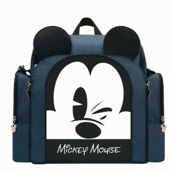 He aquí una bonita bolsa para pañales para las mamás fans de Mickey Mouse. Esta mochila de Mickey Mouse le acompañará de paseo o de viaje con su bebé. Con sus numerosos bolsillos, podrá llevar todas las cosas y cuidados de su bebé allá donde vaya.