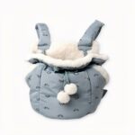 He aquí una preciosa mochila transportín semicerrada para transportar a su gato o cachorro en invierno. Con su interior cálido y acogedor, su mascota se sentirá como en un capullo. Le encantará pasear en esta bolsa de tela de felpa.