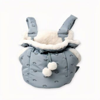 He aquí una preciosa mochila transportín semicerrada para transportar a su gato o cachorro en invierno. Con su interior cálido y acogedor, su mascota se sentirá como en un capullo. Le encantará pasear en esta bolsa de tela de felpa.