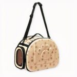 Enamórese de esta bonita bolsa bandolera para perros. De uso sencillo y práctico, este bolso es perfecto para llevar a su mascota a todas partes. Además de cómodo, su perro disfrutará del viaje mientras admira el paisaje.