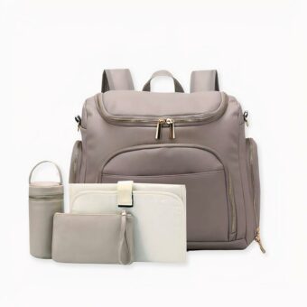 Esta bonita mochila hará la vida más fácil a todas las mamás a las que les encanta sacar a pasear a su bebé. Esta pañalera 7 en 1 está bien equipada para llevar todas las cositas de su pequeño. Disponible en varios colores y estilos, seguro que se adapta a todos los gustos.