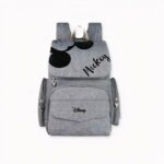 Descubra esta magnífica bolsa cambiador de bebé para mamá con motivos de Minnie y Mickey. Una bonita y práctica mochila con gran capacidad para llevar todas las cositas que necesita el bebé para un picnic o una excursión.