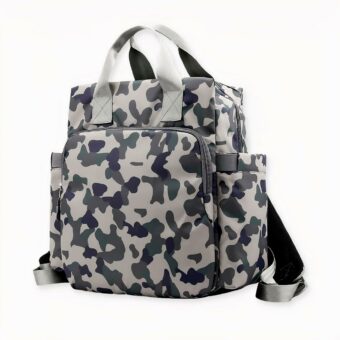 El diseño de la bolsa incluye un gran bolsillo principal con cierre de cremallera, así como un bolsillo frontal con cremallera y un bolsillo trasero para almacenamiento adicional. Las correas para los hombros son ajustables y cómodas, lo que facilita el transporte a los padres.