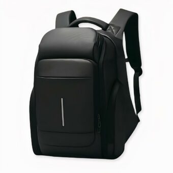 Gran mochila de viaje negra de PVC sobre fondo gris claro.