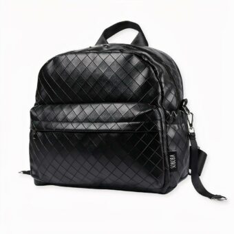 Enamórese de esta sublime mochila rosa a cuadros que completará un look elegante cuando salga de paseo con su bebé. Esta moderna bolsa cambiador es perfecta para las mamás con estilo y apasionadas de la moda. ¡Es el accesorio ideal para estar a la moda!