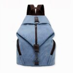 ¿Quiere adoptar un estilo preppy moderno? Elija una mochila de lona para mujer. Aportará un toque sobrio y clásico a su look, al tiempo que le garantizará comodidad y practicidad. Esta bonita mochila tiene un compartimento espacioso y dos bolsillos laterales bastante grandes.