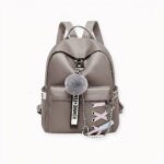 ¿Le gusta vestir con estilo retro? Entonces esta pequeña mochila para mujer es para usted Puede llevársela a la escuela, a la oficina o de paseo todos los días. Esta mochila de estilo retro tiene un diseño compacto. Es ligera y cómoda de llevar. Sólo tiene que elegir el color que más le guste.