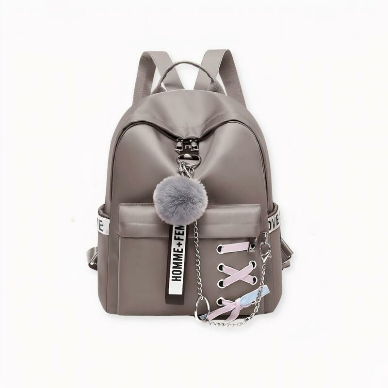 ¿Le gusta vestir con estilo retro? Entonces esta pequeña mochila para mujer es para usted Puede llevársela a la escuela, a la oficina o de paseo todos los días. Esta mochila de estilo retro tiene un diseño compacto. Es ligera y cómoda de llevar. Sólo tiene que elegir el color que más le guste.