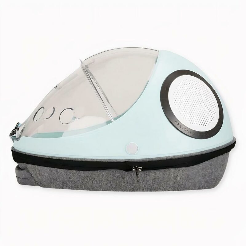 La puerta delantera está provista de una cremallera para mayor seguridad y ventilación. El interior está acolchado con un tejido suave y transpirable para ofrecer a su mascota un lugar acogedor y cálido donde dormir.