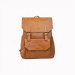 Lejos de los bancos del colegio, reviva el mundo con su espíritu despreocupado de niña gracias a nuestra magnífica cartera vintage de piel sintética y ¡láncese a la aventura! Siempre a su espalda, tendrá todo lo que necesita para que sus días de exploración sean un éxito. Esta mochila está disponible en 3 colores.