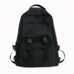 Esta gran mochila negra es el accesorio ideal para mujeres o adolescentes que llevan consigo muchas cosas cada día. Con múltiples bolsillos y gran capacidad, esta mochila de nailon le permite llevar todo lo que necesita para el trabajo o la escuela. Libros, tableta, portátil... meta todo lo que necesite en esta mochila para mujer.