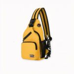 ¿Le gusta viajar ligero? Entonces esta pequeña bolsa baúl es para usted Es ligera y práctica de llevar. Su ancha correa para el hombro hace que sea cómoda de llevar. Alivia la presión ejercida por el peso de la bolsa. Esta bolsa pectoral también puede llevarse en la espalda. Está disponible en varios colores, así que hay para todos los gustos.