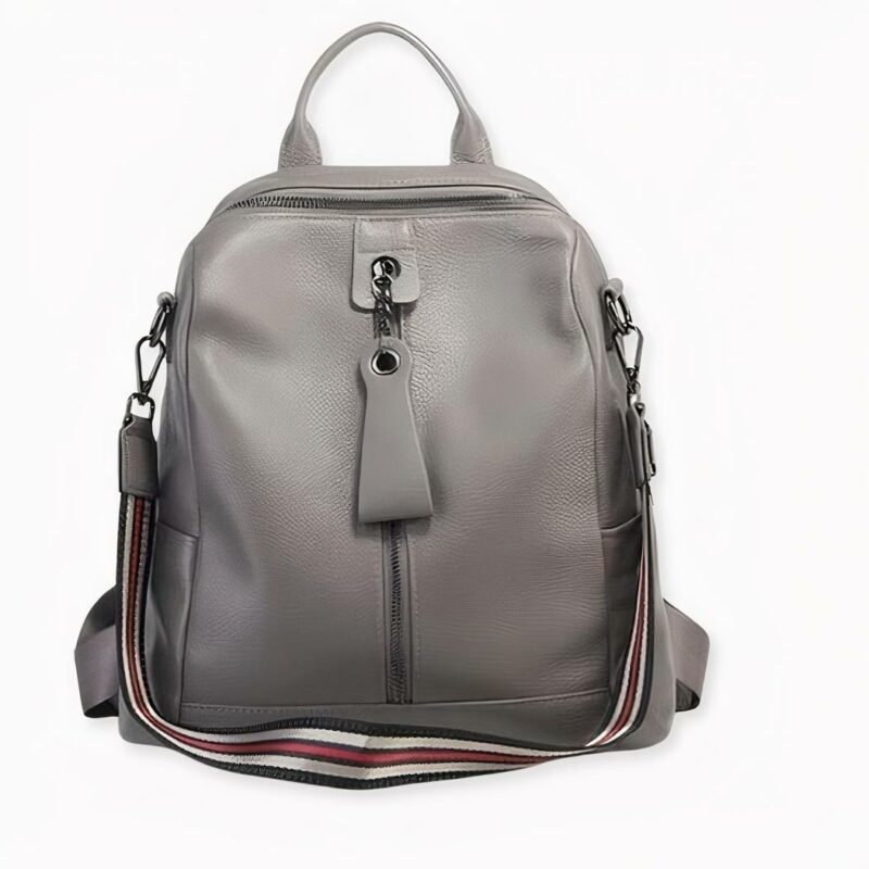 ¡La mochila de mujer ideal para las fashionistas! Elija esta mochila de cuero para combinarla con un atuendo elegante o fresco. Ideal para la escuela, el trabajo o los viajes, esta mochila será perfecta para llevar todos sus imprescindibles. Está disponible en cuatro colores diferentes.