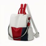 Una mochila multicolor para mujer que le encantará llevar allá donde vaya. Esta mochila de piel sintética realzará su look con su magnífico toque de elegancia y glamour. Llévela al trabajo, a la universidad o incluso de viaje. Su gran compartimento y sus múltiples bolsillos harán que llevar sus cosas sea coser y cantar.